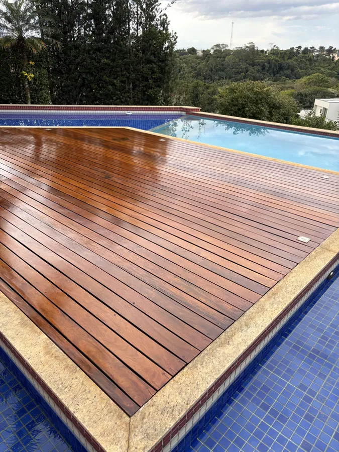 Deck de madeira ao redor de piscina, lixado e protegido