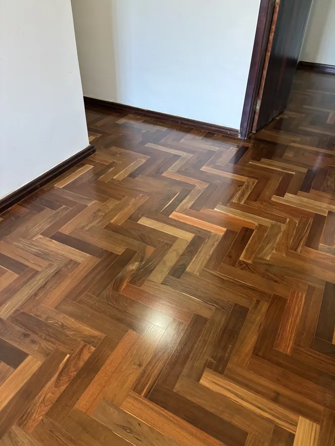 Parquet em espinha de peixe restaurado e envernizado